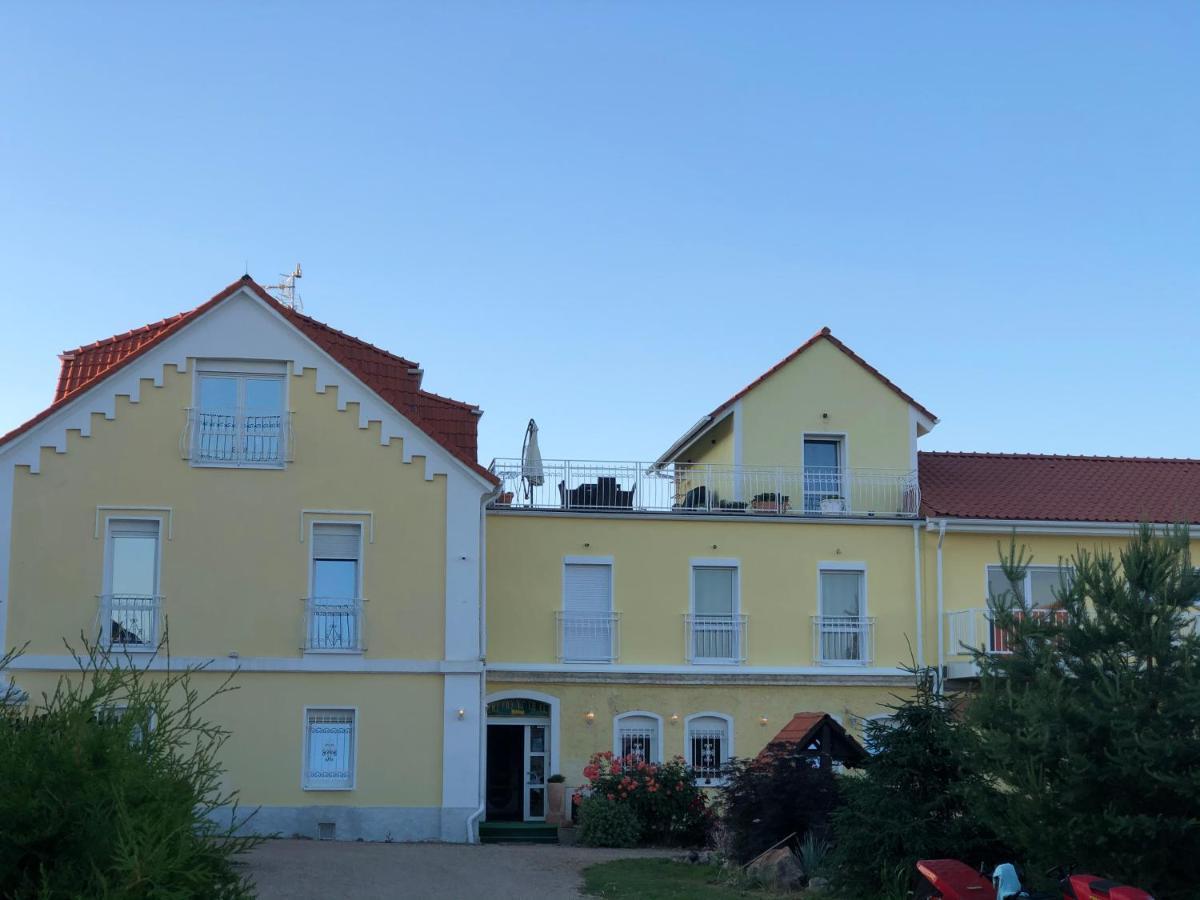 Holiday Centrum Žatec Esterno foto