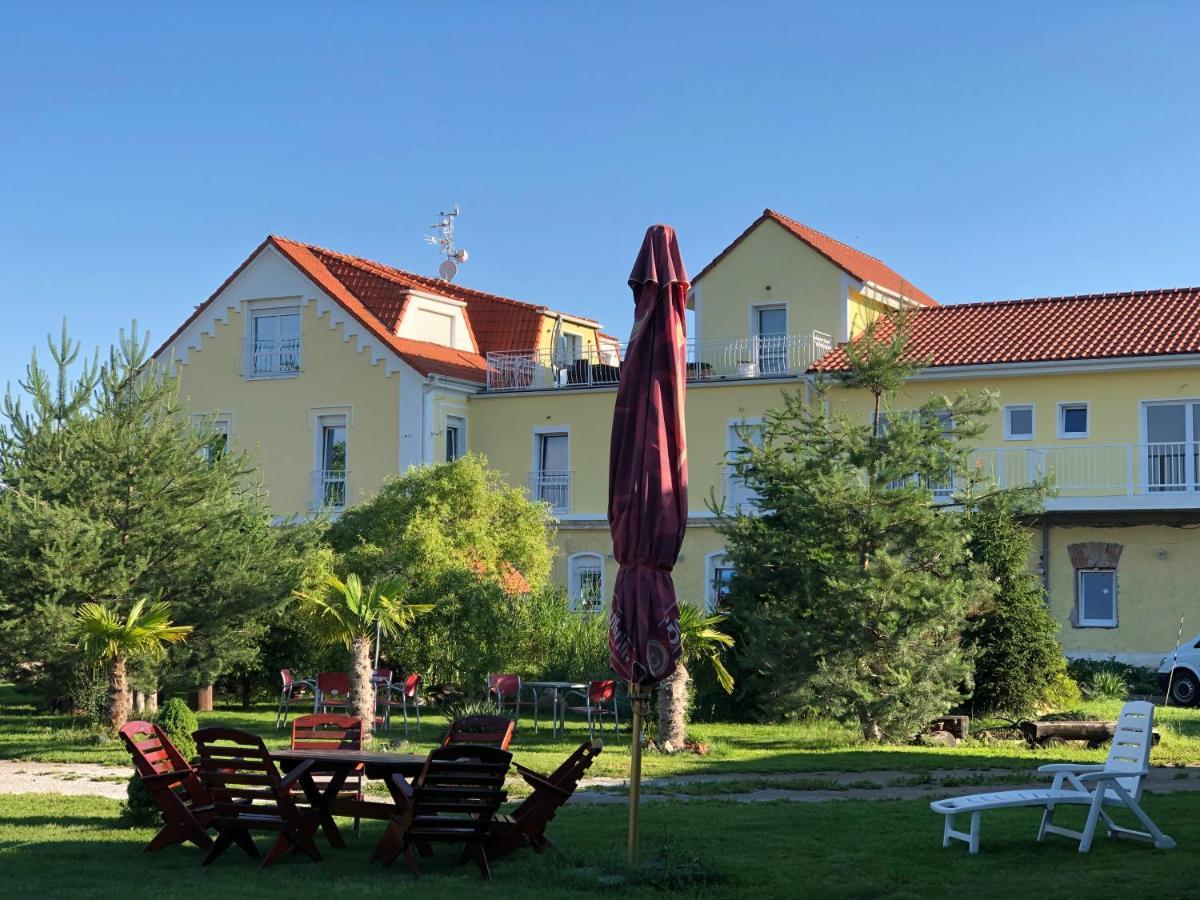 Holiday Centrum Žatec Esterno foto