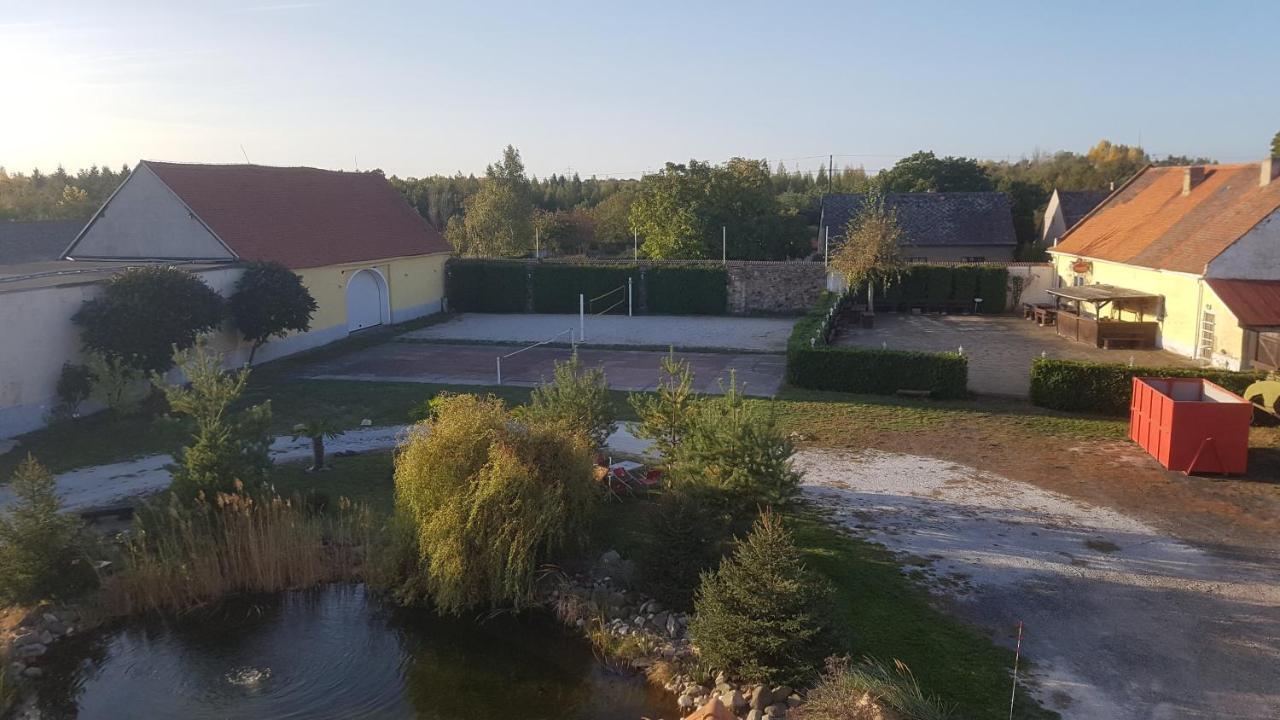 Holiday Centrum Žatec Esterno foto