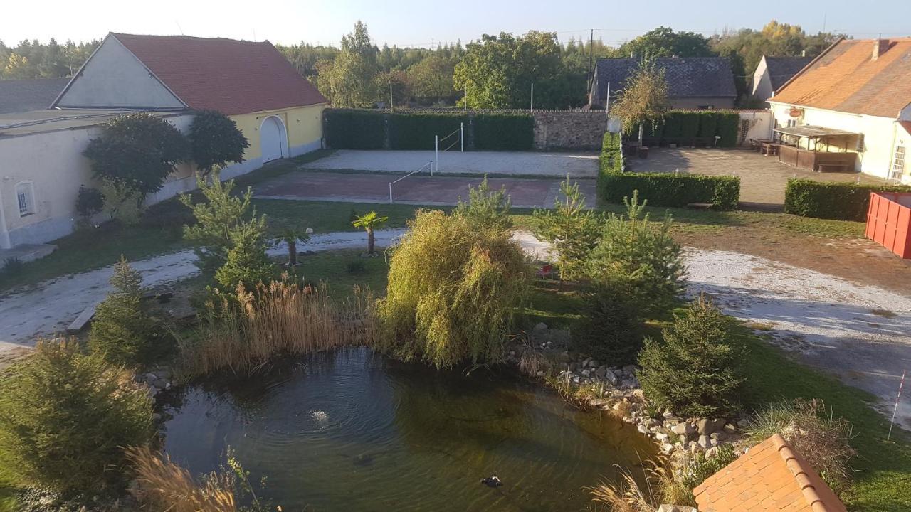 Holiday Centrum Žatec Esterno foto